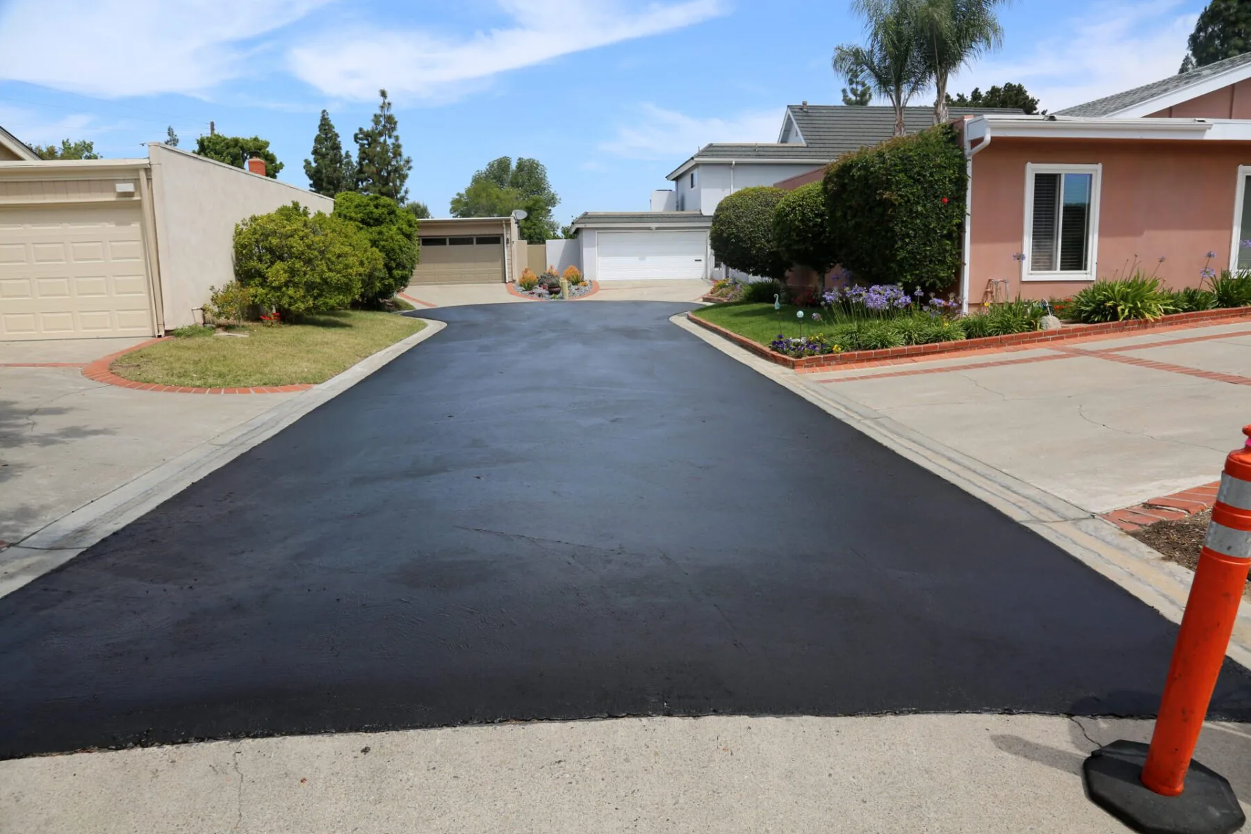 Read more about the article How to Know When to Sealcoat a Driveway